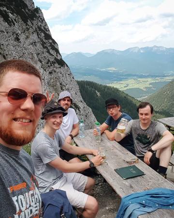 Biergarten auf halbem Weg zum Berg