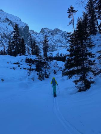 skin track above hütte
